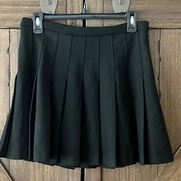 Aritzia Wilfred Pleated Lined Mini Skirt Black Size 8 EUC