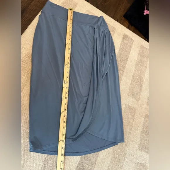 Athleta Women’s Release Midi Skirt Blue (Size M)