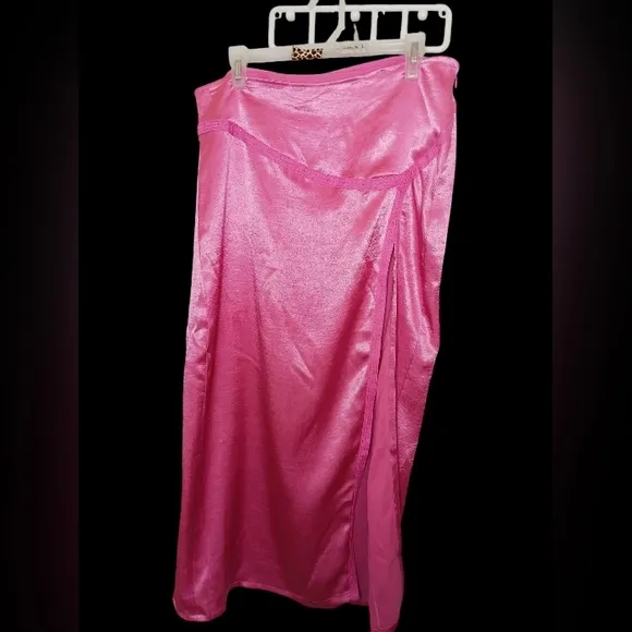 Free people Aurora Pink Flowy Midi skirt with side slit &amp; lace detail NWT sz 10