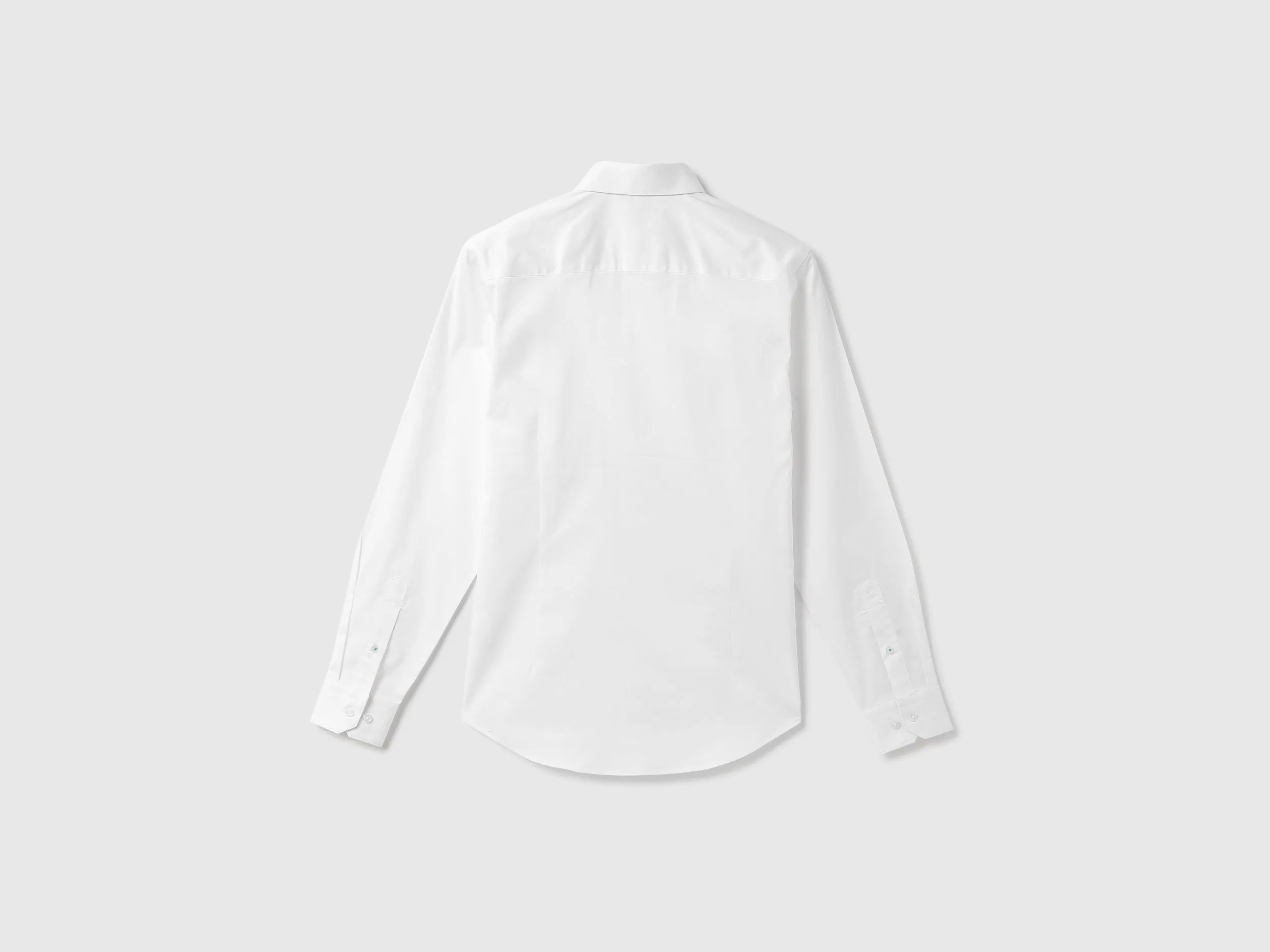 Men Solid Cutaway Collar Shirt
