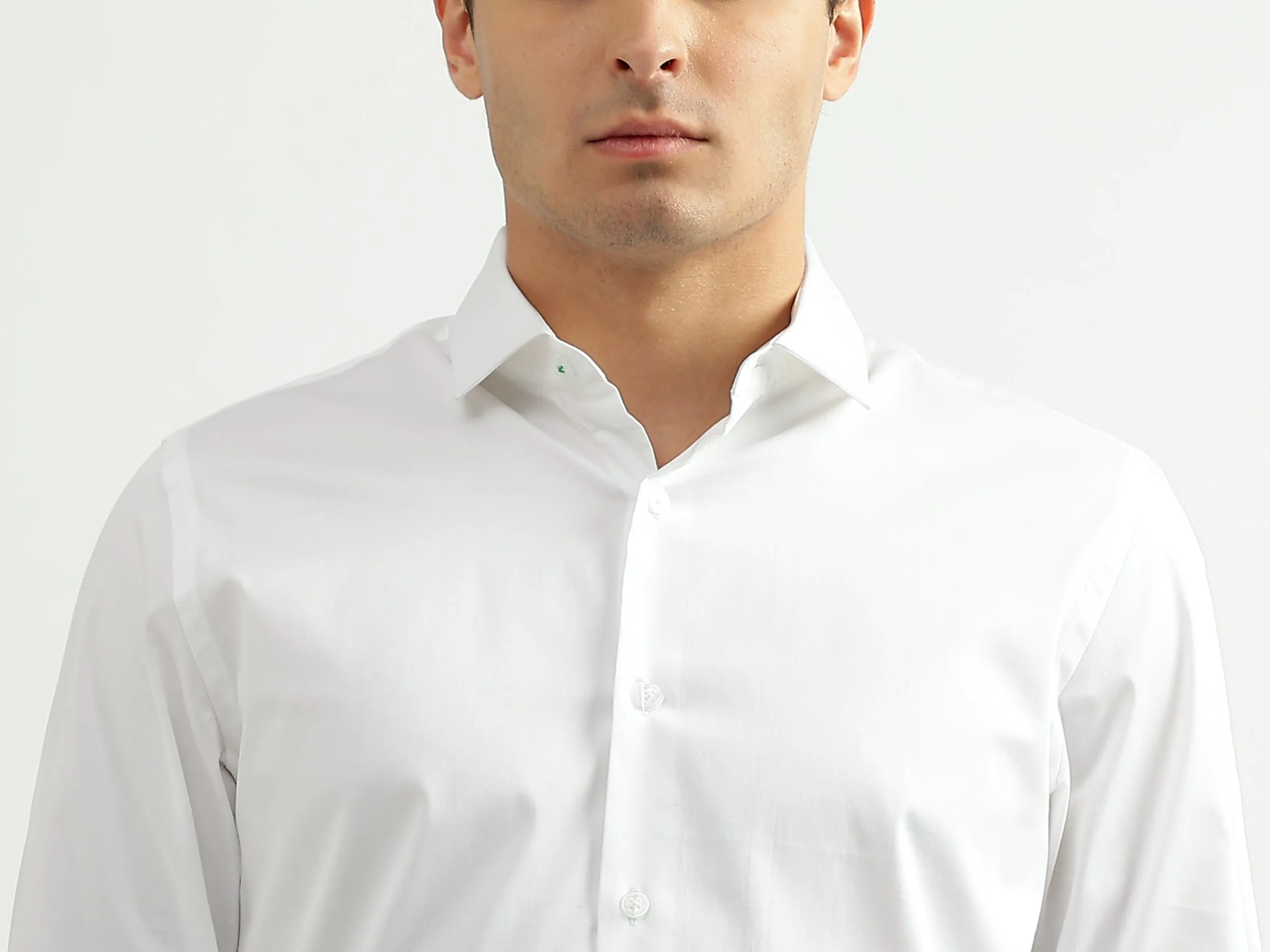 Men Solid Cutaway Collar Shirt