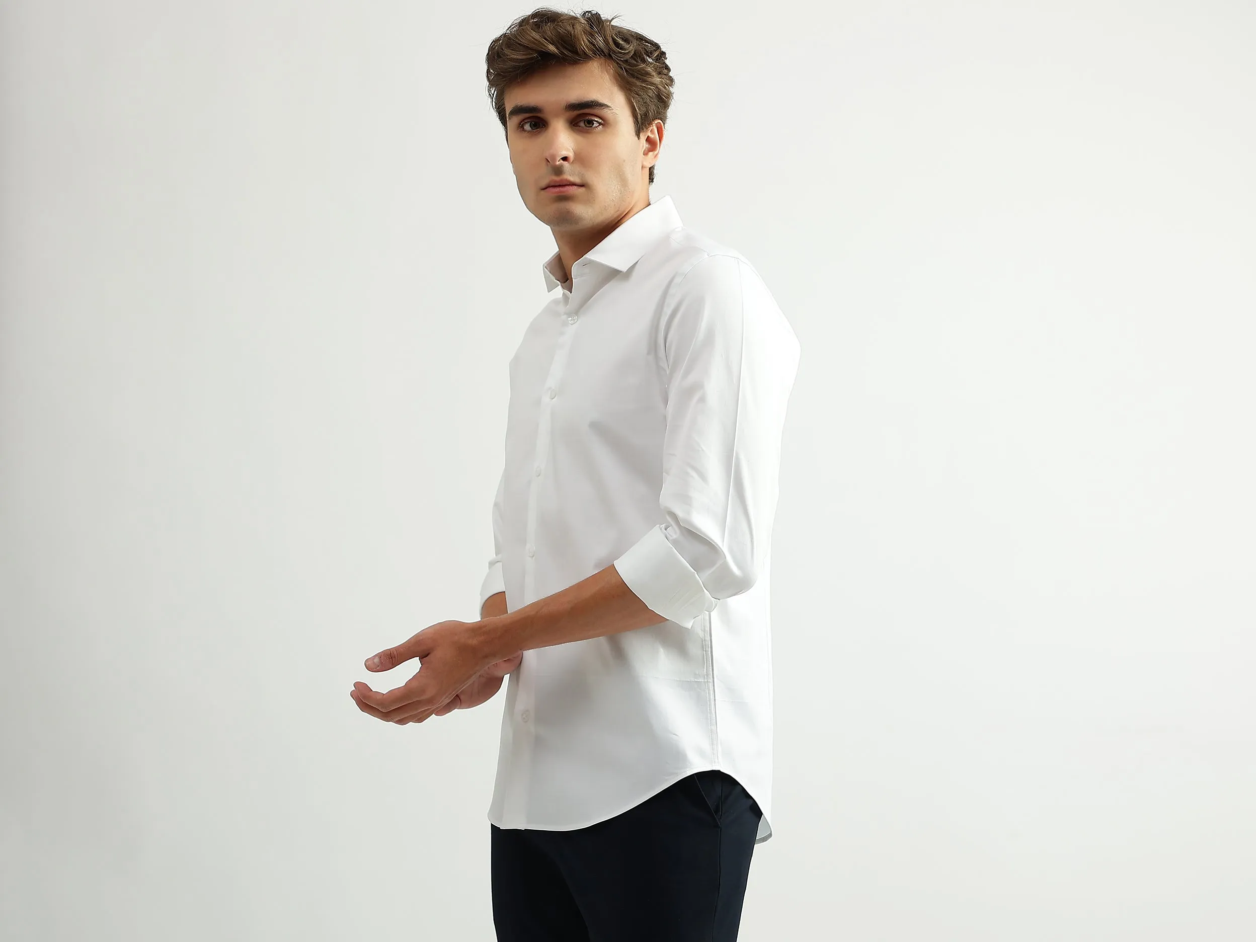 Men Solid Cutaway Collar Shirt