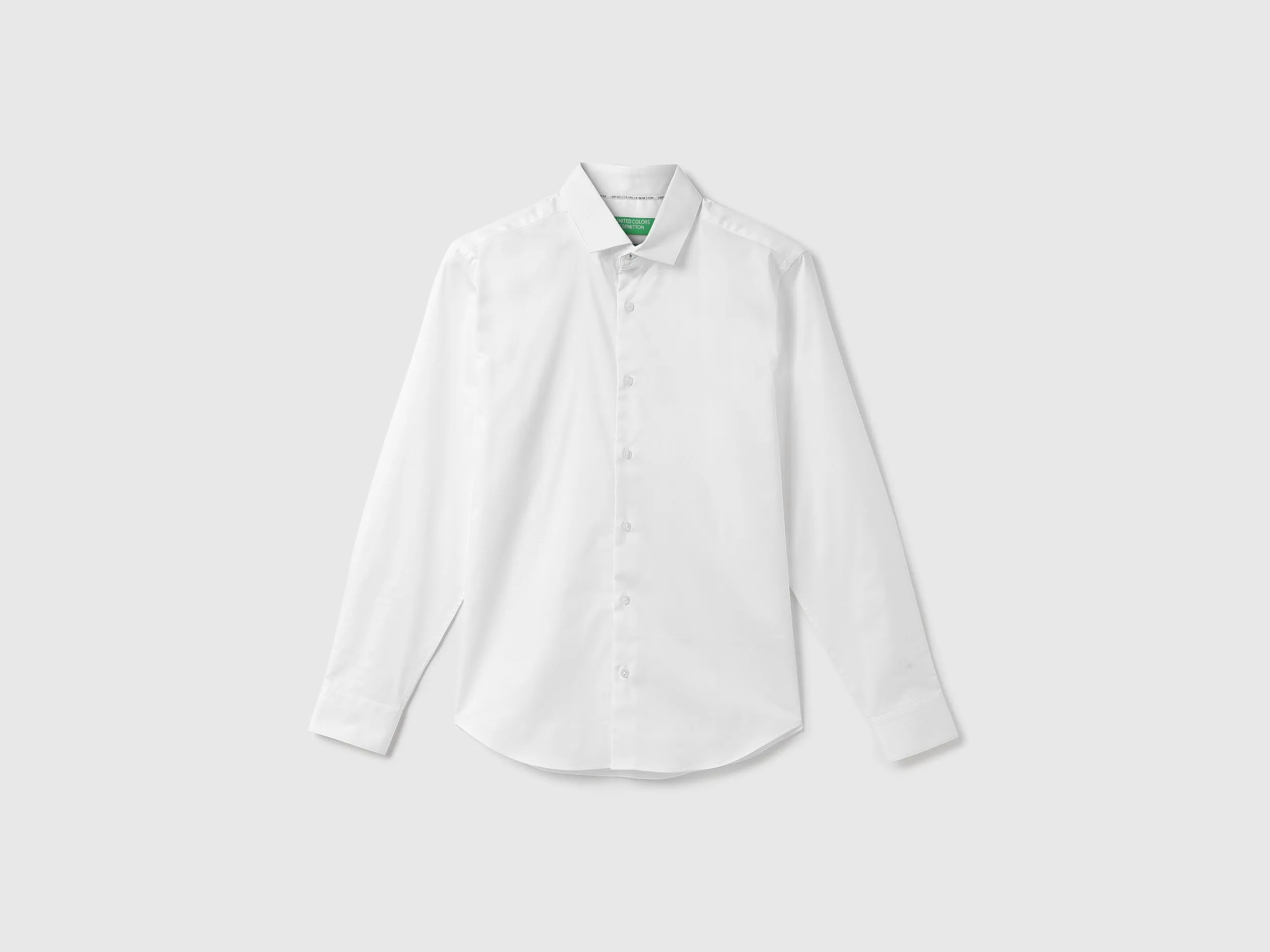 Men Solid Cutaway Collar Shirt