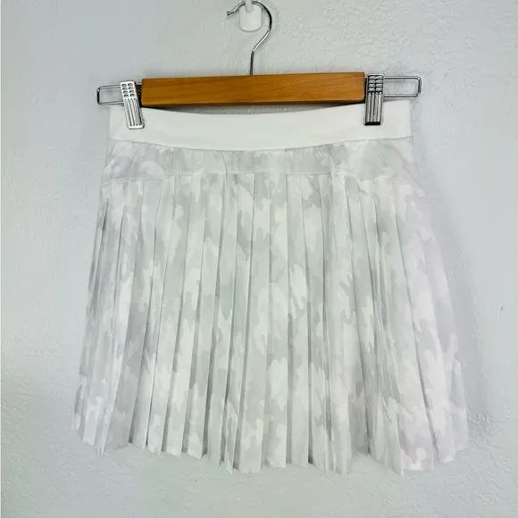 NWT SPANX Get Moving Pleated Tennis Skort Skirt in White Camo, size S