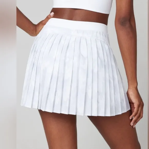 NWT SPANX Get Moving Pleated Tennis Skort Skirt in White Camo, size S