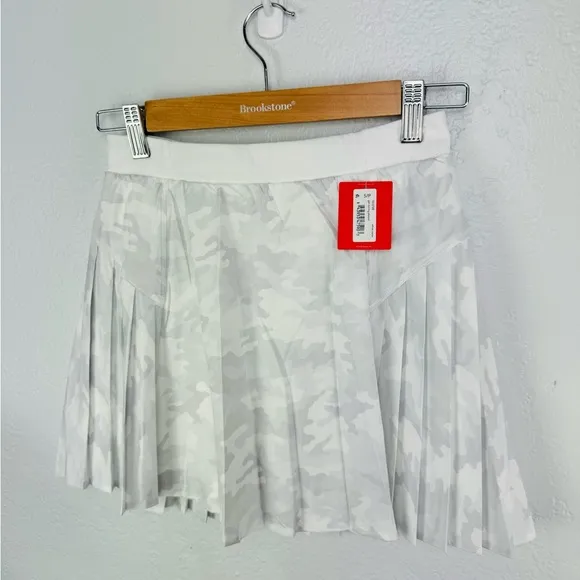 NWT SPANX Get Moving Pleated Tennis Skort Skirt in White Camo, size S