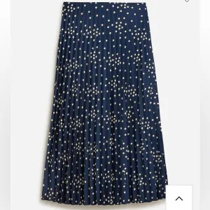 Pleated pull-on luster charmeuse midi skirt in tiny blooms print