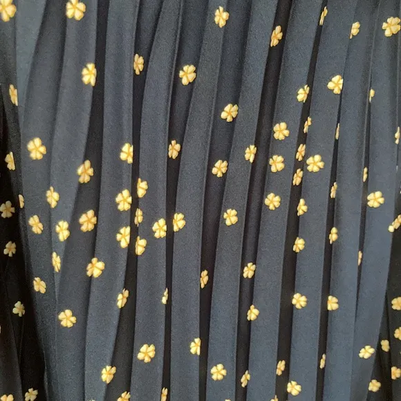 Pleated pull-on luster charmeuse midi skirt in tiny blooms print