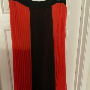 Romeo n Juliet Couture L colorblock pleated skirt