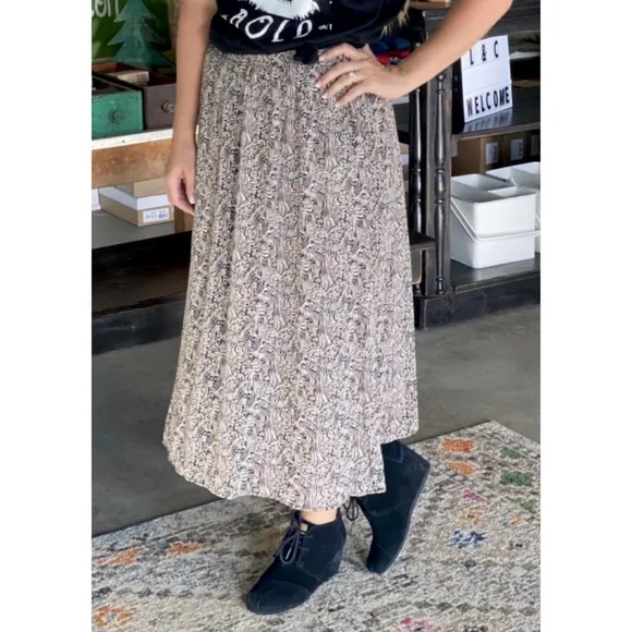 VERO MODA • Josephine Graphic Printed Midi Skirt