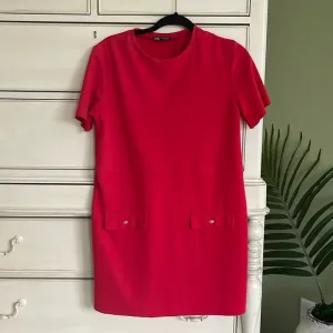 Zara Kelly Shift Dress in Red size M